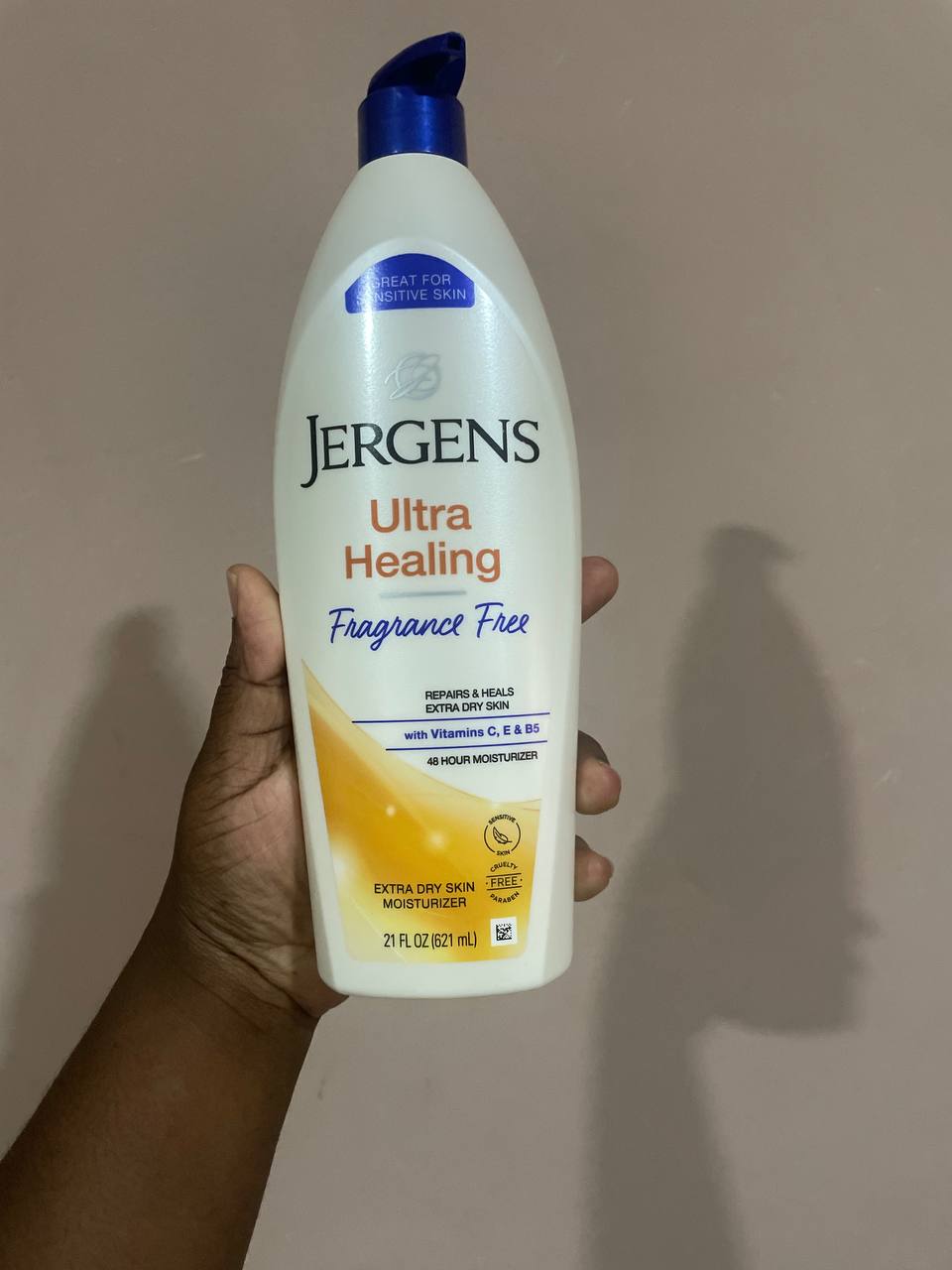 Jergens Ultra Healing Dry Skin Lotion, Hand and Body Moisturizer for Quick Absorption into Extra Dry Skin with Hydralucence Blend, Vitamins C, E and B5, White, 21 oz